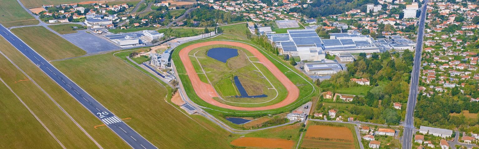 Vue aérienne de la piste de l'hippodrome d'Agen
