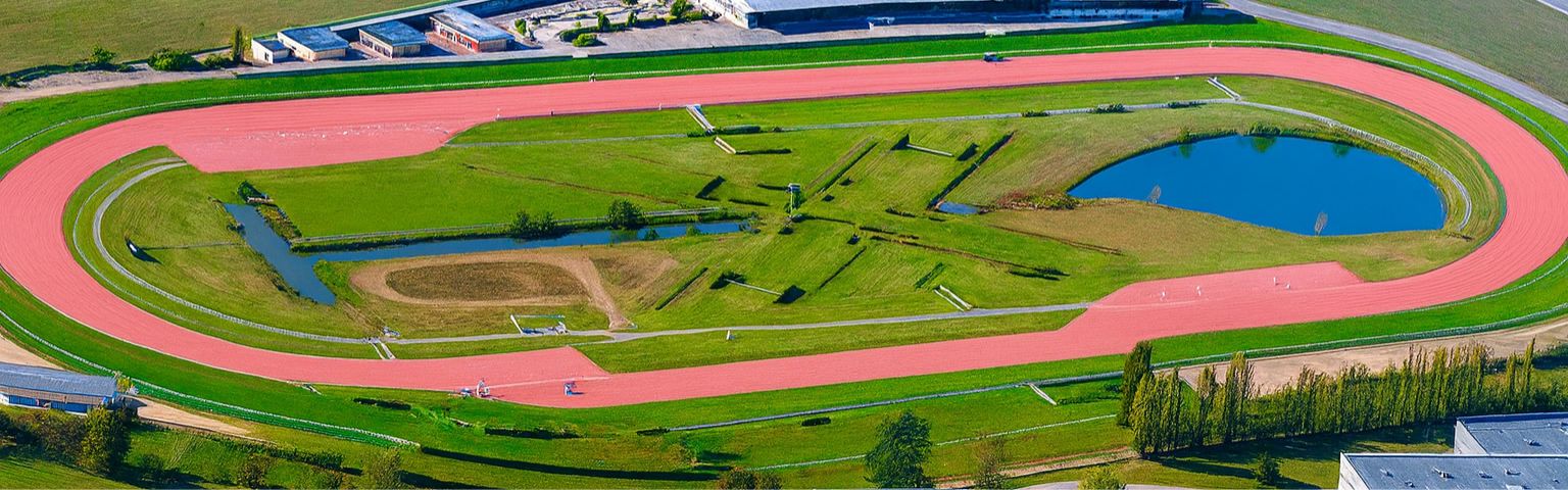 Vue aérienne de la piste de l'hippodrome d'Agen