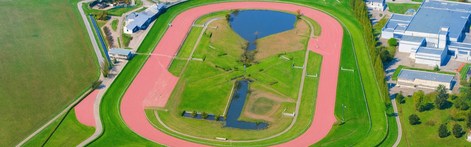 Vue aérienne de la piste de l'hippodrome d'Agen