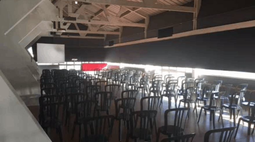 Chaises dans une salle intérieure