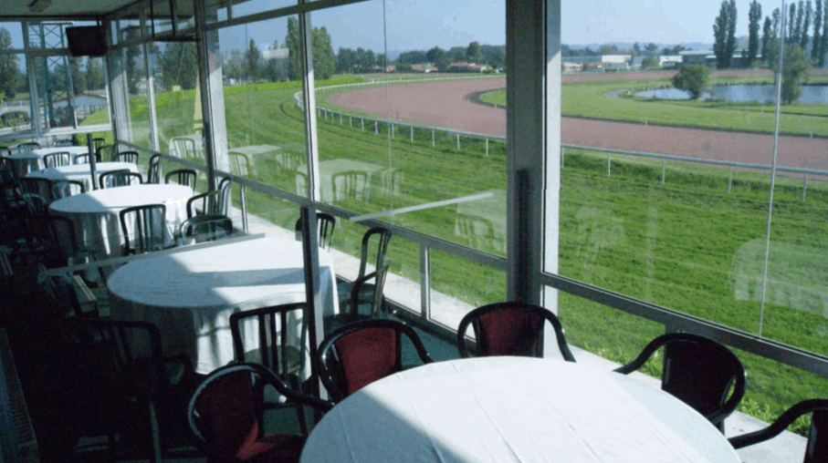 Restaurant avec vue sur la piste
