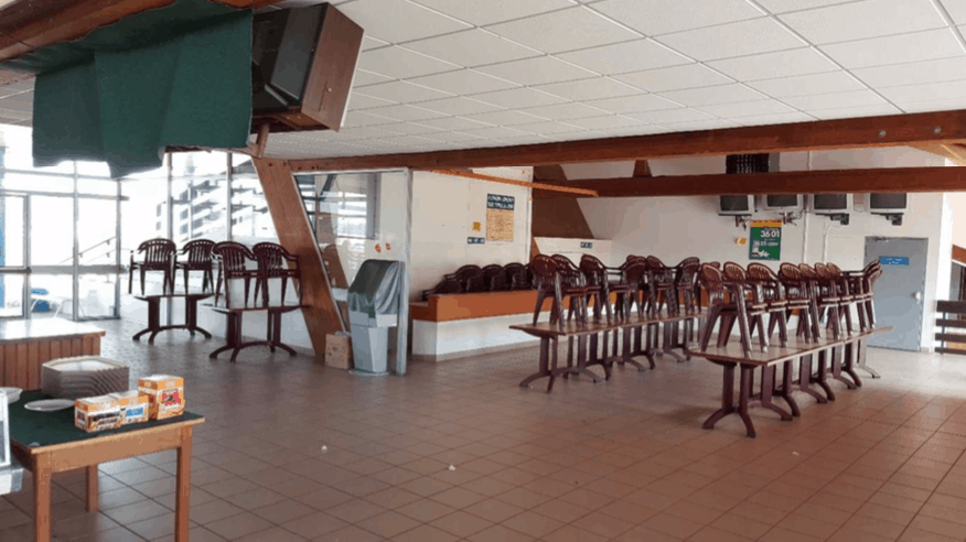 Salle intérieure avec chaises